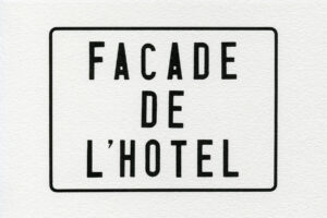 Série À propos d&rsquo;un séjour : 13h35. Le taxi s&rsquo;arrête devant mon Hôtel. Le receptionniste prend mon bagage, me souhaite un bon séjour et me donne le numéro de ma chambre. – DUCORROY Joël